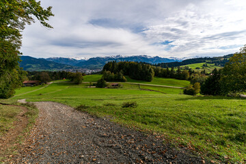 Obraz premium Scenic view of the Allgau landscape with mountains and autumn colors in Bavaria Nagelfluhkette