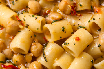 Piatto di pasta e ceci, classica ricetta della cucina italiana del sud, dieta mediterranea, cibo europeo 