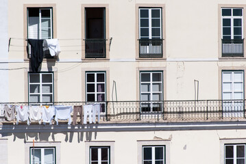 Fototapeta premium Mediterrane Altbau Fassade mit Wäscheleine vor Fenstern in Portugal