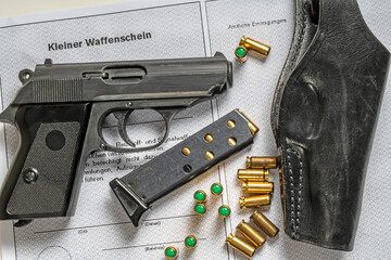Schreckschusswaffe mit Munition und Halfter auf kleinem Waffenschein