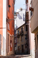 Fototapeta premium Strassenbild mit alten Fassaden und Wäscheleinen in Lissabon Portugal