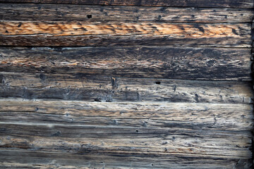 Texture cloison de bois de vieux mélèzes d'une grange dans le Valais suisse. Construction alpine traditionnelle