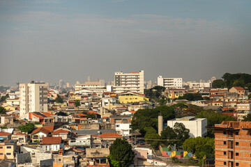 Fototapeta premium Fotografia urbana captura a essência dinâmica das cidades, destacando trens e ônibus como símbolos de movimento e vida. Esses elementos refletem a interação humana em paisagens metropolitanas vibrante