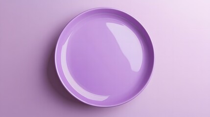 Obraz premium ラベンダーカラーのプレートとパステル背景