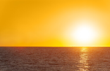 Obraz premium beautiful yellow sunset - seascape