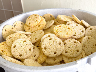 Crunchy round rusks in bowl on kitchen counter