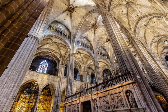Particolari architettonici di archi , navate e colonne in stile gotico 