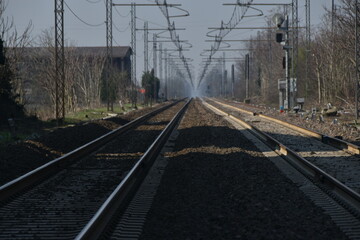 Fototapeta premium Doppio binario della stazione di San Giuliano Vecchio, Alessandria, Piemonte, Italia