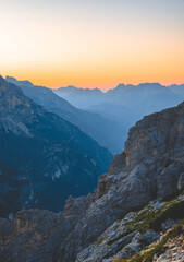 Amanecer en las preciosas montañas de los Alpes italianos, en Dolomitas. 
