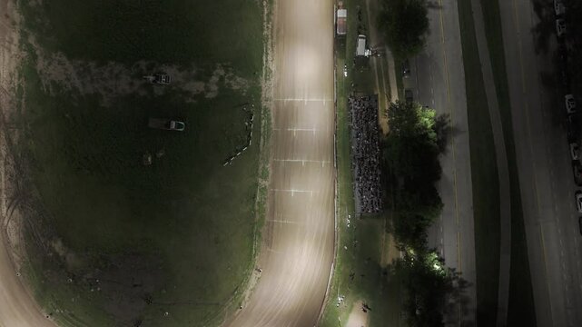 Toma a&eacute;rea de una carrera de midgets en circuito de tierra. Autos derrapando a gran velocidad, capturando la adrenalina y emoci&oacute;n del automovilismo desde una vista &uacute;nica con drone