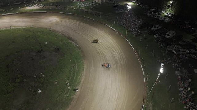 Toma a&eacute;rea de una carrera de midgets en circuito de tierra. Autos derrapando a gran velocidad, capturando la adrenalina y emoci&oacute;n del automovilismo desde una vista &uacute;nica con drone