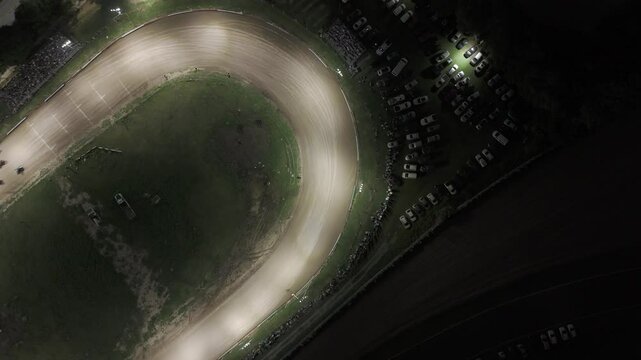 Toma a&eacute;rea de una carrera de midgets en circuito de tierra. Autos derrapando a gran velocidad, capturando la adrenalina y emoci&oacute;n del automovilismo desde una vista &uacute;nica con drone
