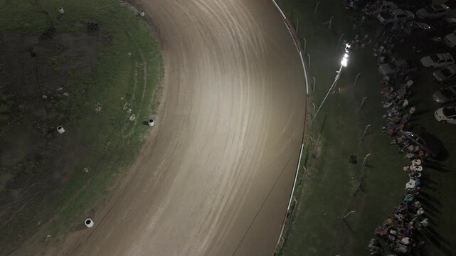 Toma a&eacute;rea de una carrera de midgets en circuito de tierra. Autos derrapando a gran velocidad, capturando la adrenalina y emoci&oacute;n del automovilismo desde una vista &uacute;nica con drone