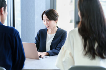 ビジネスウーマン　資産運用　カウンセラー