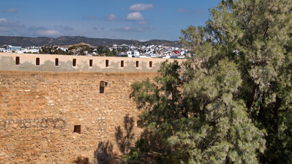Obraz premium Parapet wall around the courtyard of the old fort in the medina, in Hammamet, Tunisia