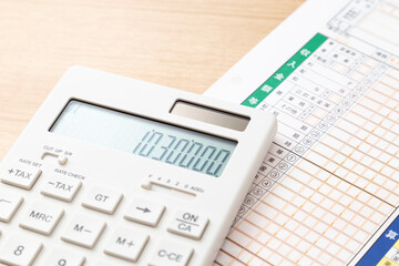 机に置かれた確定申告書類と電卓