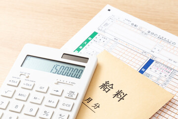 机に置かれた確定申告書類と電卓