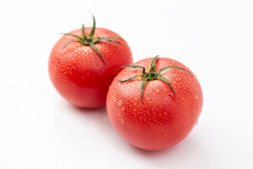 白背景にみずみずしいトマト
