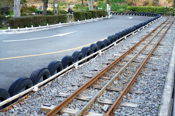 遊園地にある線路とゴーカートコース
