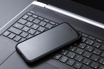 ノートパソコンとスマホ