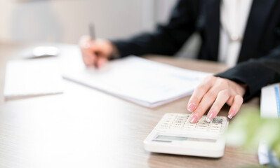 Obraz premium Businesswooman accountant working with computer and calculator for business and financial expense