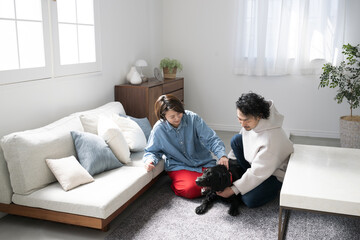 大型犬を飼う家族、リビングフリー大型犬　広角のやや俯瞰