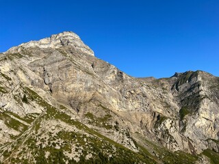 Rocky alpine peaks above Lake Melchsee or Melch Lake in the Uri Alps mountain massif, Kerns - Canton of Obwalden, Switzerland (Kanton Obwald, Schweiz)