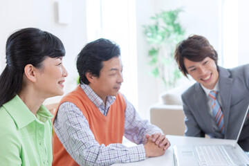 Fototapeta premium 営業マンと打ち合わせをする夫婦