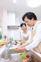 料理をする夫婦