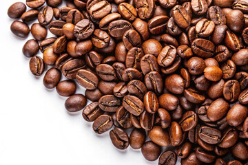 Obraz premium Roasted Coffee Bean: A close-up shot of rich, roasted coffee beans, showcasing their textures and tones. The aromatic beans are piled creating a visual treat.