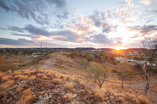 Sonnenuntergang &uuml;ber Mt. Isa City in Queensland, Australien.