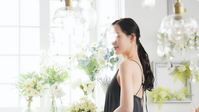 女性、美容、ビューティー、美人、脱毛、花、背中、保湿、日本人、スキンケア、コスメ、化粧品、エステ、サロン、美肌、美白、ホワイトニング、美顔、若い、ナチュラル、メイク、セルフケア、キャミソール、ドレス、自然光、UVケア、日焼け止め、美容液、化粧水、乳液、インテリア、パーフェクション、ビューティ、アンチエイジング、エイジングケア、肌ケア、ニキビケア、きれいめ、キレイめ、シンプル、清潔感、上品、クワイエ