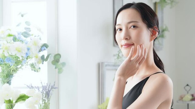 女性、スキンケア、美容、美人、ビューティー、脱毛、保湿、日本人、コスメ、化粧品、エステ、サロン、美肌、美白、ホワイトニング、美顔、若い、ナチュラル、メイク、セルフケア、キャミソール、花、ドレス、デコルテ、首、自然光、UVケア、日焼け止め、美容液、化粧水、乳液、インテリア、パーフェクション、ビューティ、アンチエイジング、エイジングケア、肌ケア、ニキビケア、オトナ、きれいめ、キレイめ、シンプル、清潔感