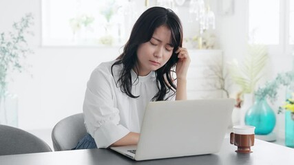 悩む、女性、ノートパソコン、PC、日本人、オフィス、ビジネス、考える、不満、疑問、悩み、困る、トラブル、問題、カフェ、仕事、転職、ストレス、疲労、落ち込む、がっかり、残念、緊張、プレッシャー、心配、不安、憂うつ、失敗、後悔、悔しい、クレーム、副業、在宅ワーク、部屋、若い、20代、嫉妬、挫折、うんざり、ネガティブ、表情、イライラ、ニュース、インターネット、オンライン、web、DX、難しい、主婦、人物