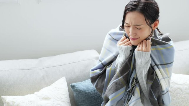 女性、停電、寒い、冬、日本人、防寒、寒暖差、冷え性、風邪、発熱、震える、凍える、リビングルーム、ストール、ライフスタイル、室内、部屋、自宅、マフラー、ショール、ブランケット、寒がり、寒さ、対策、エアコン、暖房、困る、悩む、冷気、すきま風、室温、若い、真冬、インテリア、気温、寒気、ラニーニャ現象、厳冬、温まる、節電、天気、不安、心配、不満、アレルギー、自律神経、かぜ、体調不良、インフルエンザ、人物