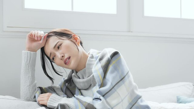 女性、疲労、風邪、かぜ、発熱、冬、日本人、せき、インフルエンザ、寒い、寒暖差、咳き込む、冷え性、室内、リビングルーム、体調不良、疲れ、ダウン、ストール、防寒、エアコン、暖房、アレルギー、交感神経、自律神経、ストレス、困る、悩む、悩み、ブランケット、毛布、対策、休む、つらい、落ち込む、がっかり、頭痛、コロナ、ライノウイルス、RSウイルス、寒気、悪寒、溶連菌、冬風邪、倦怠感、寝込む、病気、休養、不安、
