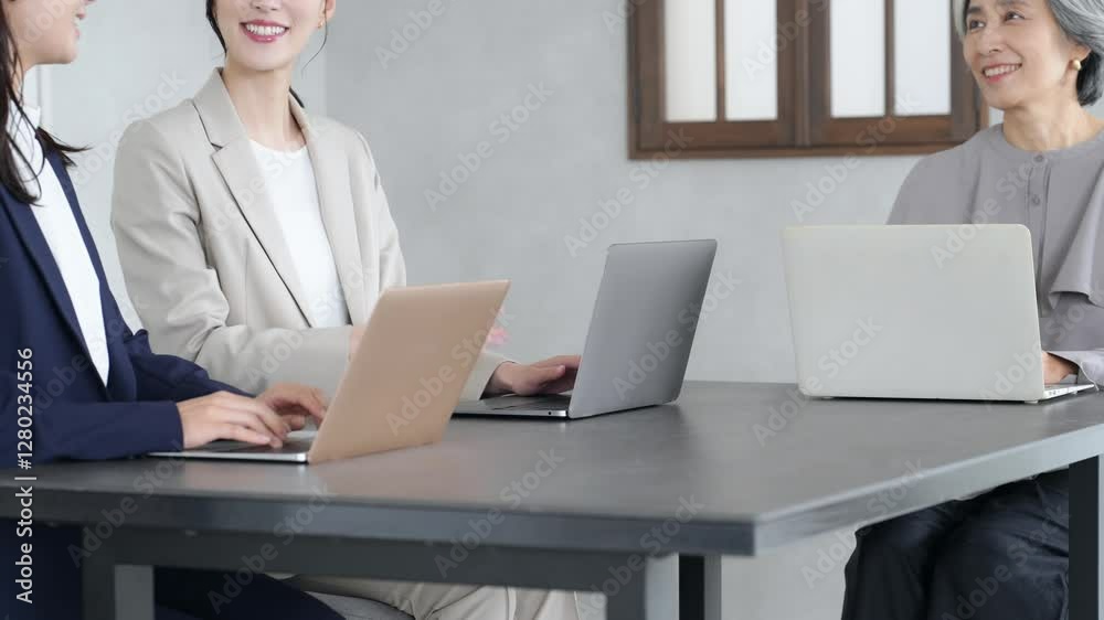 Leinwandbilder ビジネス、会議、ミーティング、チーム、セミナー、同僚、ビジネスウーマン、キャリアウーマン、女性、日本人、チームワーク、仕事、職場、相談、世代、シニア、管理職、上司、部下、経営者、社長、ビジネスパーソン、オフィス、会社、企業、中小企業、グループ、団結、協力、研修、レッスン、講師、教師、アドバイザー、コンサル、カウンセラー、カウンセリング、コミュニケーション、仲間、人材、スタッフ、指導、教室、会社員、