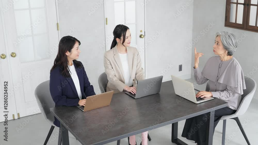 Aufkleber ビジネス、会議、ミーティング、女性、チーム、セミナー、同僚、ビジネスウーマン、キャリアウーマン、日本人、チームワーク、仕事、職場、相談、世代、シニア、管理職、上司、部下、経営者、社長、ビジネスパーソン