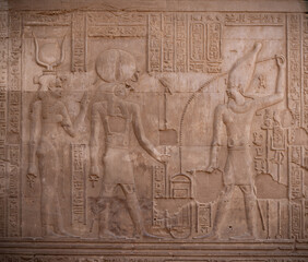 Templo de Kom Ombo. Egipto. Kom Ombo. El templo de Sobek y Haroeris construido durante la dinastía ptolemaica - Sala hipóstila con capiteles florales encima de columnas