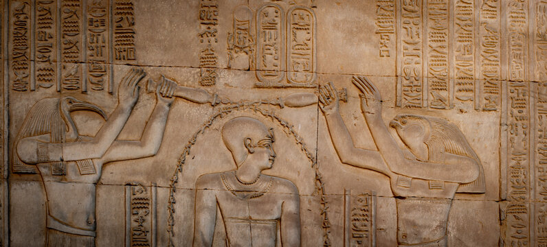 Templo de Kom Ombo. Egipto. Kom Ombo. El templo de Sobek y Haroeris construido durante la dinast&iacute;a ptolemaica - Sala hip&oacute;stila con capiteles florales encima de columnas