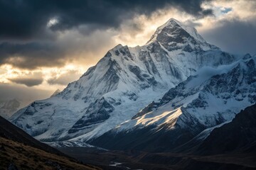 Obraz premium Majestic Snow-Capped Mountain Peak Under Dramatic Sky – Breathtaking Landscape Photography