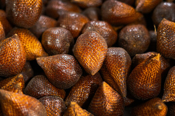 Fresh Snake Fruit in Traditional Market – High-Quality Stock Photos Featuring Salak Fruit, Rustic Stalls, Organic Produce, Exotic Tropical Fruits, Local Vendors, and Authentic Market Scenes for Food T