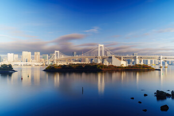 Fototapeta premium Tokyo skyline with Rainbow Bridge and Tokyo Tower at sunrise