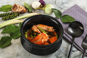 Prawn with asparagus and spices