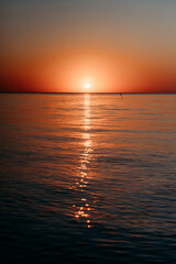 Obraz premium Sun setting over the sea