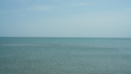 Obraz premium The peaceful sea view with the flat horizon line
