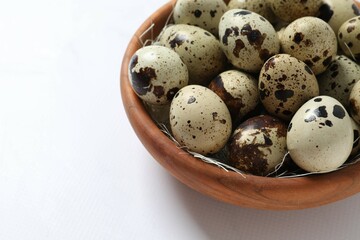 Obraz premium Quail eggs in a plate on light background 