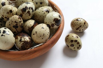 Obraz premium Quail eggs in a plate on light background 