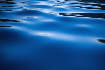 Obraz premium Close up of water surface reflecting light blue color