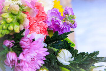 優雅な菊の彩りが映える花束